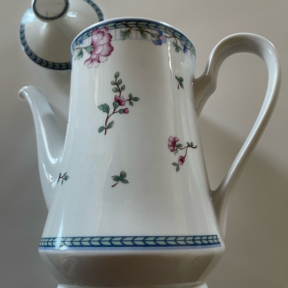Blue Lattice Fine Porcelain by Oneida Tea Pot - Picture 2 of 5